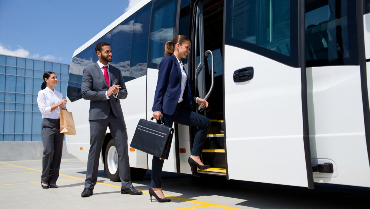 Asistentes a evento subiendo a un minibus